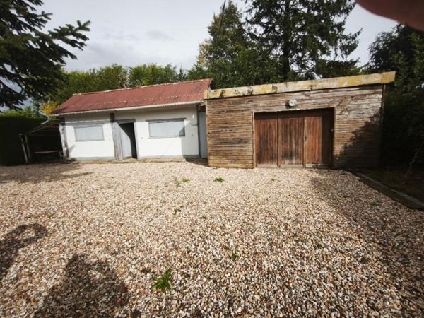 Une maison familiale idéalement située, proche des commodités et des axes routiers !