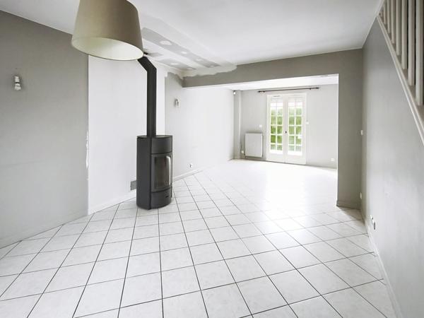 Une maison familiale idéalement située, proche des commodités et des axes routiers !