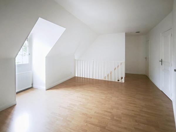Une maison familiale idéalement située, proche des commodités et des axes routiers !