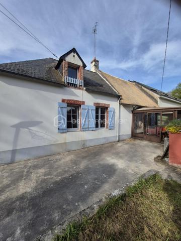 Maison familiale avec, au rez-de-chaussée une pièce de vie lumineuse avec cheminée, une cuisine aménagée et équipée, deux
 chambres , une salle de bain avec douche et baignoire, ainsi que des toilettes indépendantes.
 À l'étage, deux chambres sous combles, ainsi qu'un espace pour aménager un bureau.
 Terrain de 1340 m² sans vis-à-vis, 4 dépendances, puits, piscine semi-enterrée, potager, four à pain. Toiture partie en chaumes refaite. 
Cette maison est classée D.
Travaux à prévoir (volets en bois à repeindre, portail et portillon à changer)
Au calme en étant proche de la 2 voies Nantes/Guérande.