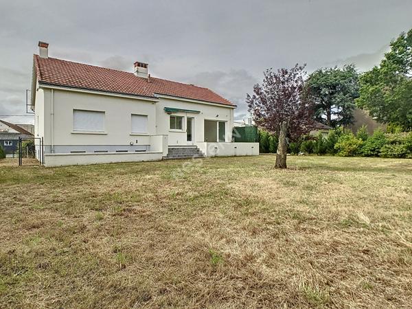 Maison Vallet, centre bourg, à 1min de l'axe Nantes-Cholet, à 5min de la gare du Pallet et à 25min de Nantes