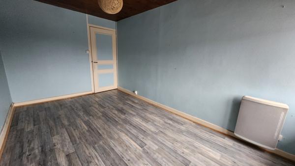 Saint-Jean-de-Beugné (85210) Maison en pierre avec beau potentiel et diverses dépendances