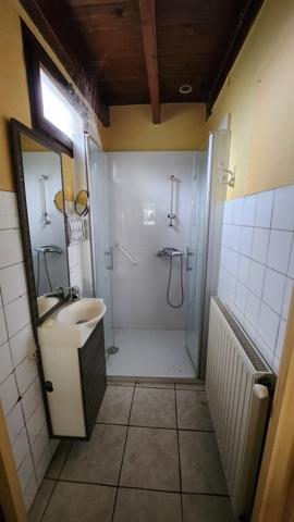 Saint-Jean-de-Beugné (85210) Maison en pierre avec beau potentiel et diverses dépendances