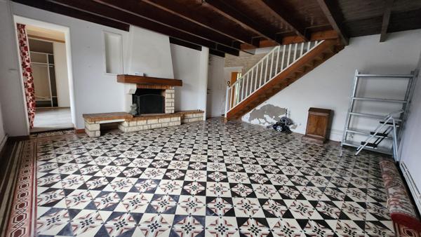 Saint-Jean-de-Beugné (85210) Maison en pierre avec beau potentiel et diverses dépendances