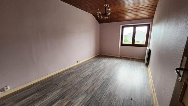 Saint-Jean-de-Beugné (85210) Maison en pierre avec beau potentiel et diverses dépendances