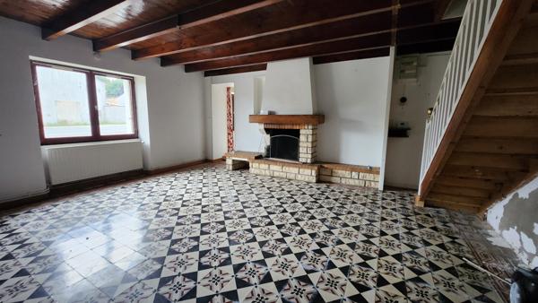 Saint-Jean-de-Beugné (85210) Maison en pierre avec beau potentiel et diverses dépendances