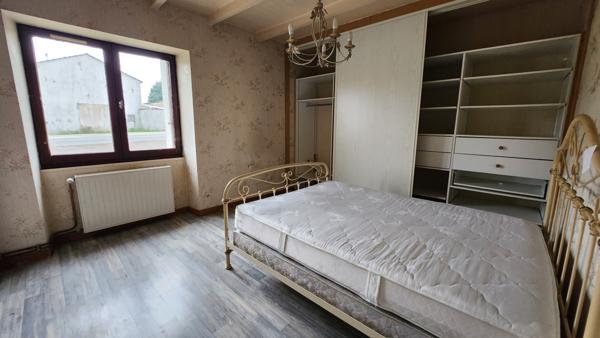 Saint-Jean-de-Beugné (85210) Maison en pierre avec beau potentiel et diverses dépendances