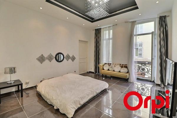 Appartement à vendre    4 pièces • 103,64 m2 Marseille 7