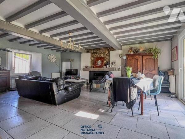 Maison en pierre avec dépendances, à proximité des écoles :
Cette maison de campagne, lumineuse...