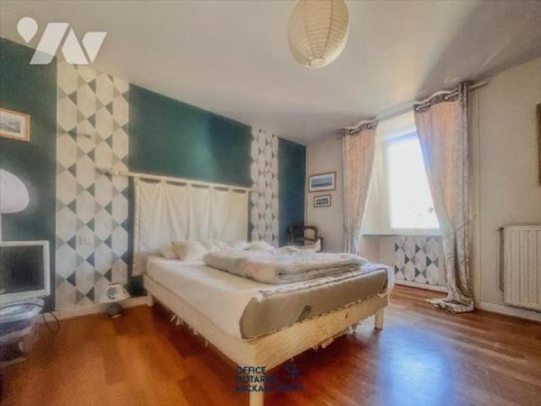 Maison en pierre avec dépendances, à proximité des écoles :
Cette maison de campagne, lumineuse...