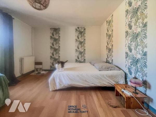 Maison en pierre avec dépendances, à proximité des écoles :
Cette maison de campagne, lumineuse...