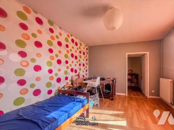 Maison en pierre avec dépendances, à proximité des écoles :
Cette maison de campagne, lumineuse...