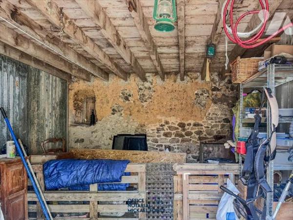 Maison en pierre avec dépendances, à proximité des écoles :
Cette maison de campagne, lumineuse...