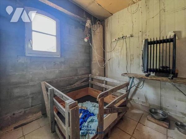 Maison en pierre avec dépendances, à proximité des écoles :
Cette maison de campagne, lumineuse...