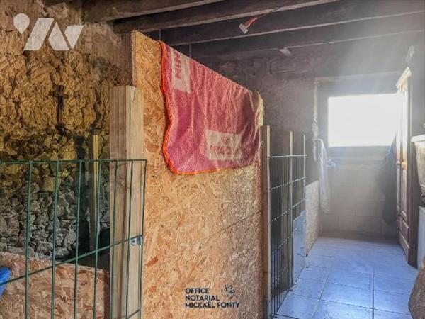 Maison en pierre avec dépendances, à proximité des écoles :
Cette maison de campagne, lumineuse...