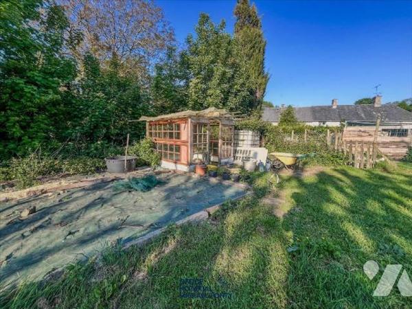 Maison en pierre avec dépendances, à proximité des écoles :
Cette maison de campagne, lumineuse...