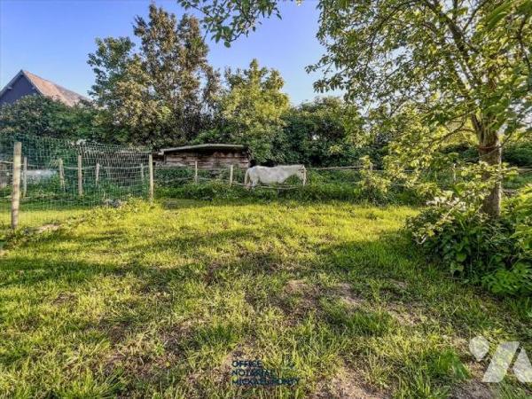 Maison en pierre avec dépendances, à proximité des écoles :
Cette maison de campagne, lumineuse...