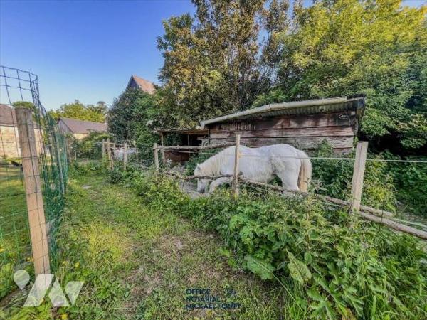Maison en pierre avec dépendances, à proximité des écoles :
Cette maison de campagne, lumineuse...