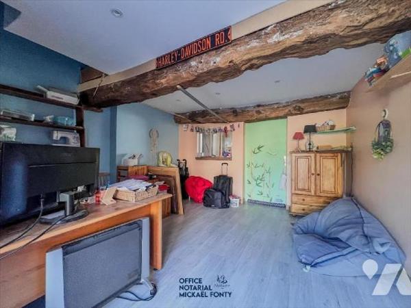 Maison en pierre avec dépendances, à proximité des écoles :
Cette maison de campagne, lumineuse...