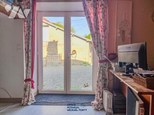 Maison en pierre avec dépendances, à proximité des écoles :
Cette maison de campagne, lumineuse...