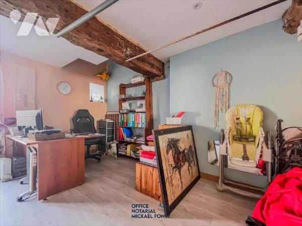 Maison en pierre avec dépendances, à proximité des écoles :
Cette maison de campagne, lumineuse...