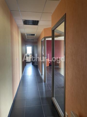 Bureaux à vendre ou à louer à Courrières dans immeuble récent bien entretenu