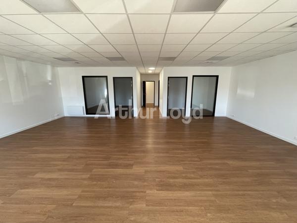 Bureaux à louer à Mons-en-Baroeul avec terrasse et parking inclus