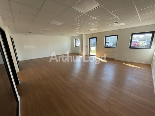 Bureaux à louer à Mons-en-Baroeul avec terrasse et parking inclus