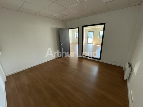 Bureaux à louer à Mons-en-Baroeul avec terrasse et parking inclus