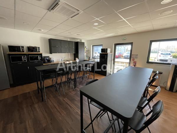 Bureaux à louer à Mons-en-Baroeul avec terrasse et parking inclus