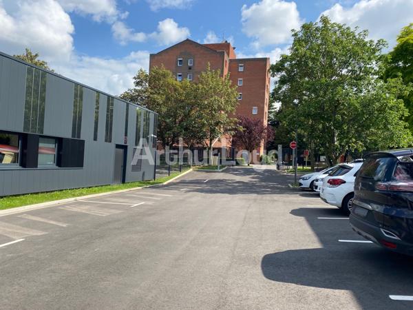 Bureaux à louer à Mons-en-Baroeul avec terrasse et parking inclus