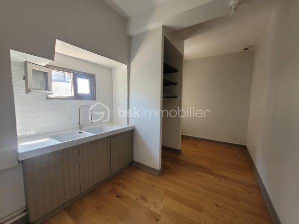 Exclusivité. Beaucoup de charme pour cet Ensemble Immobilier en plein centre ville de Rives, à 30 kms de Grenoble, 70 kms de Lyon, 10 kms de Voiron, proximité écoles, collège, commerces, gare et accès autoroute.

Magnifique Propriété de 354 m² sécurisée par portail motorisé, composée d'une maison individuelle d'habitation de 203 m², d'un studio indépendant de 25 m² et de nombreuses dépendances pour 181 m², avec le charme d'une cour pavée et d'un jardin joliment arboré sans aucuns vis à vis. 

La maison individuelle comprend, au RDC, un vaste hall d'entrée de 12 m² avec un sol en travertin, ouvert sur une belle pièce de vie lumineuse de 58 m² avec une cuisine labo équipée d'un piano de cuisson, l'ensemble tourné vers les baies vitrées donnant sur la terrasse et le jardin.
A l'étage, vous disposez d'un pallier desservant 6 chambres de 14 m² environ chacune, 1 bureau, 2 salles d'eau dont une en travertin, une buanderie et un toilette indépendant. 

Indépendant : Un studio de 25 m² avec 2 accès, depuis la propriété et depuis la rue, idéal pour une profession libérale. 

Annexes de 181 m² : Garage de 66 m² attenant à l'habitation et en face, Grande Dépendance de 115 m² composée de 2 belles pièces de 27 m², d'une terrasse couverte de 30 m², d'un espace de stockage et d'un espace libre de 54 m² à l'étage . 

Beaucoup de charme. Prestations de qualité. Cuisine équipée. Chauffage par chaudière gaz récente sur radiateurs + splits climatisation réversible dans les chambres. 
Propriété clôturée. Terrain de 737 m² plat, sans vis à vis. Jardin arboré. Cour pavée. Portail en fer forgé motorisé. 
Consommation Energétique classée E. Audit Energétique à disposition. 

Prix de vente : 540 000 € (Honoraires Charge Vendeur).
BSK vous accompagne sur votre projet. N'hésitez pas à me contacter. 
Nathalie Cohendet O7 81 11 78 14