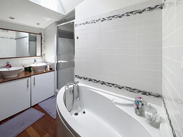 ST SEBASTIEN SUR LOIRE - Maison 4 chambres, de plain pied, jardin, garage et piscine - transports et commerces