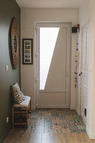 A vendre Angers secteur Roc Epine, proche étang Saint Nicolas, maison non mitoyenne, lumineuse entièrement rénovée avec goût, 4 chambres dont une suite parentale, deux salles de bains, cuisine américaine, garage, paking, jardin clos sans vis à vis.Proximi