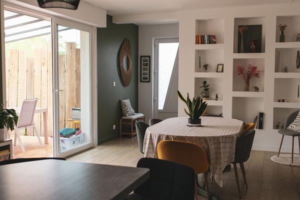 A vendre Angers secteur Roc Epine, proche étang Saint Nicolas, maison non mitoyenne, lumineuse entièrement rénovée avec goût, 4 chambres dont une suite parentale, deux salles de bains, cuisine américaine, garage, paking, jardin clos sans vis à vis.Proximi