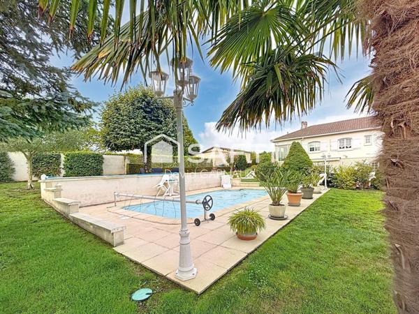 Maison avec deux logements, piscine de 200 m² au cœur de Châteauneuf-sur-Charente