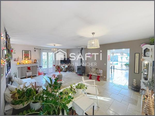 Pavillon plain-pied 5 chambres, 2 salles de bains, grande terrasse et piscine.