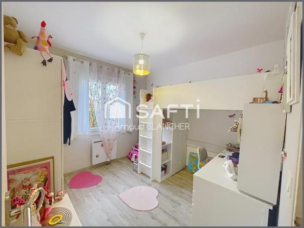 Pavillon plain-pied 5 chambres, 2 salles de bains, grande terrasse et piscine.