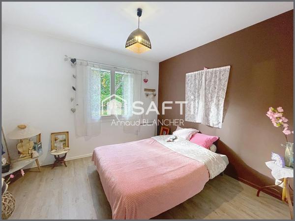 Pavillon plain-pied 5 chambres, 2 salles de bains, grande terrasse et piscine.