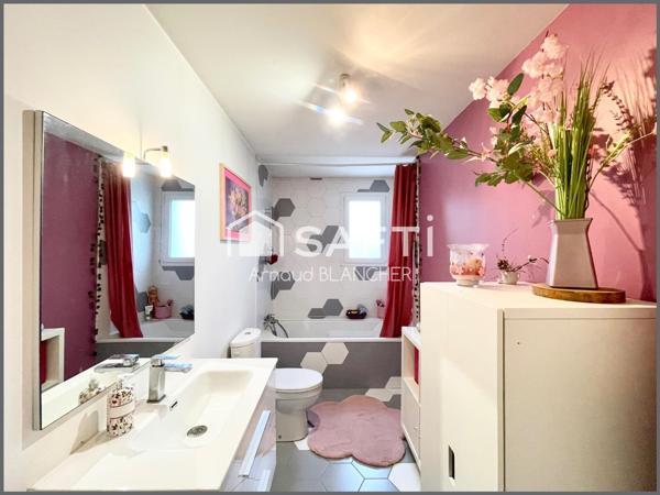 Pavillon plain-pied 5 chambres, 2 salles de bains, grande terrasse et piscine.