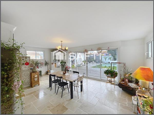 Pavillon plain-pied 5 chambres, 2 salles de bains, grande terrasse et piscine.