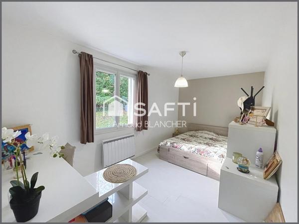 Pavillon plain-pied 5 chambres, 2 salles de bains, grande terrasse et piscine.