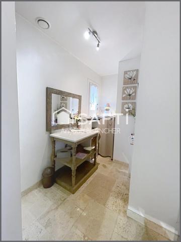 Pavillon plain-pied 5 chambres, 2 salles de bains, grande terrasse et piscine.