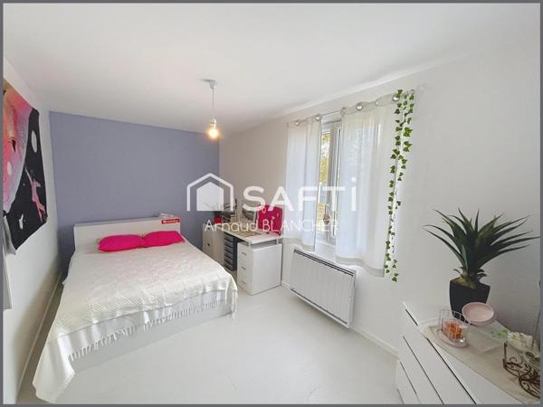Pavillon plain-pied 5 chambres, 2 salles de bains, grande terrasse et piscine.