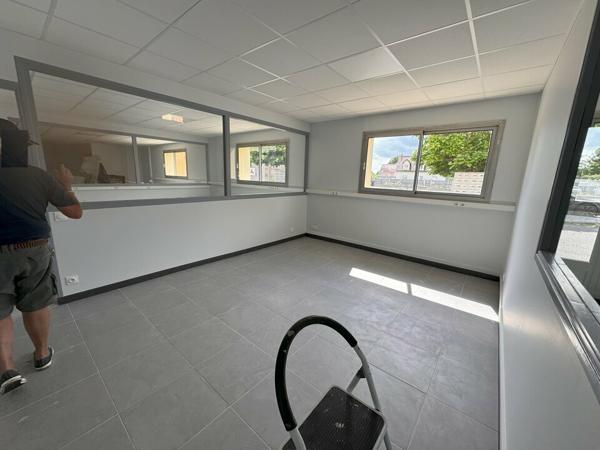 LA RICHE BUREAUX A LOUER 91 M² PROXIMITE PERIPHERIQUE ENSEMBLE CLOS