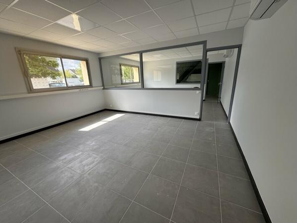 LA RICHE BUREAUX A LOUER 91 M² PROXIMITE PERIPHERIQUE ENSEMBLE CLOS