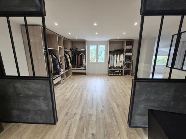 Maison
                                                                                                                                                                                                                                                                                                                        7 pièce(s)                                                                                                                                                                                                          5 chambre(s)                                                                                                                                                                                                          291  m²