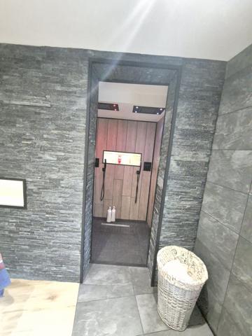 Maison
                                                                                                                                                                                                                                                                                                                        7 pièce(s)                                                                                                                                                                                                          5 chambre(s)                                                                                                                                                                                                          291  m²