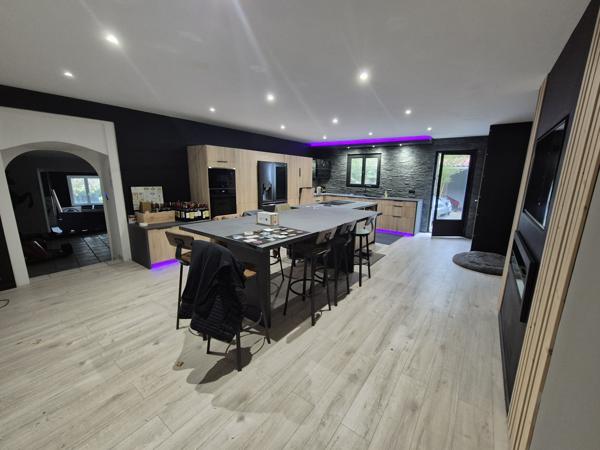 Maison
                                                                                                                                                                                                                                                                                                                        7 pièce(s)                                                                                                                                                                                                          5 chambre(s)                                                                                                                                                                                                          291  m²