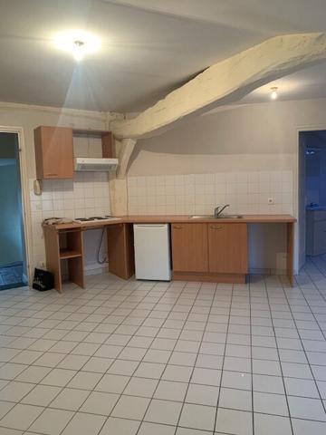 A louer STUDIO  de 25m²  à SAINTE BAZEILLE au coeur du village